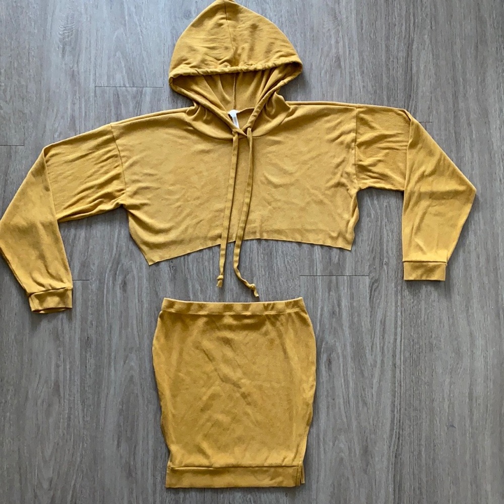 Golden yellow set